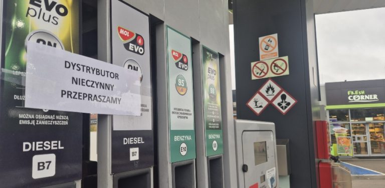 Nieczynne dystrybutory na stacji paliw