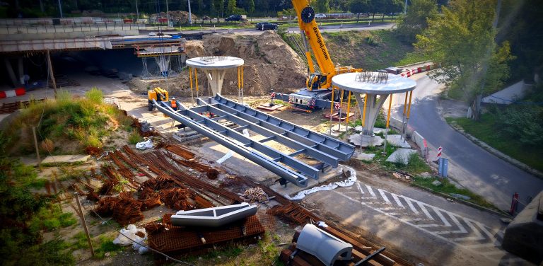 Pierwsze przęsło nowej kładki na Zaspie