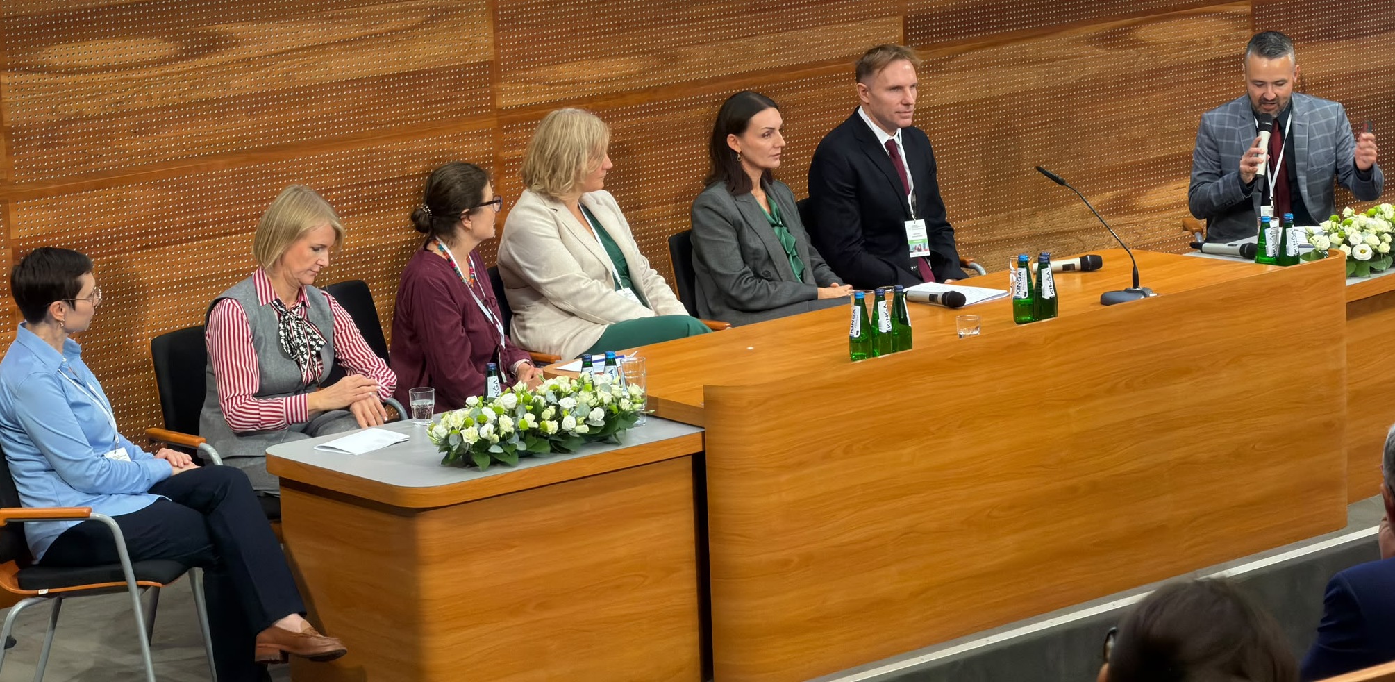 Na zdjęciu siedem osób przy stole konferencyjnym.