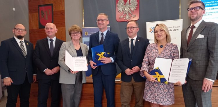 Na zdjęciu politycy podczas konferencji, na której ogłoszono budowę nowych dróg rowerowych