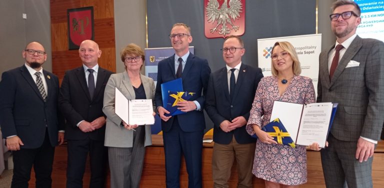 Na zdjęciu politycy podczas konferencji, na której ogłoszono budowę nowych dróg rowerowych