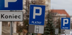 Na zdjęciu znak płatnej strefy parkowania.