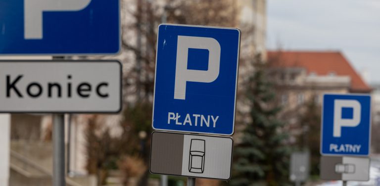 Na zdjęciu znak płatnej strefy parkowania.