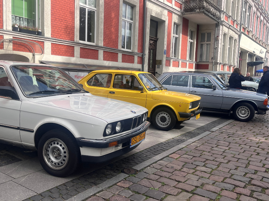Zabytkowe autoa podobały się starszym i młodszym