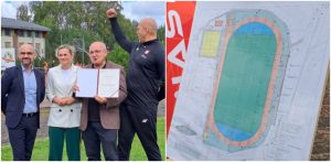 Po lewej minister sportu razem z dyrektorem szkoły a po prawej plan boiska.