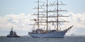 Gdynia, 23.09.2026. Fregata „Dar Młodzieży” zbliża sie do Portu Gdynia, 23 bm. po ponad pięciu miesiącach rejsu. Statek 4 lipca reprezentował Polskę w Nowym Jorku podczas obchodów 250-lecia niepodległości USA.