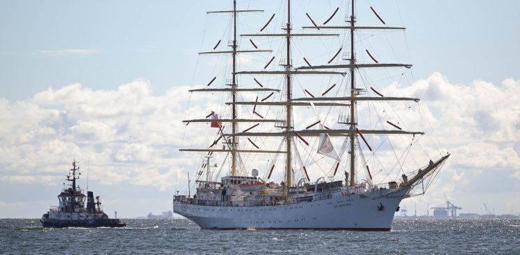 Gdynia, 23.09.2026. Fregata „Dar Młodzieży” zbliża sie do Portu Gdynia, 23 bm. po ponad pięciu miesiącach rejsu. Statek 4 lipca reprezentował Polskę w Nowym Jorku podczas obchodów 250-lecia niepodległości USA.