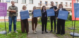 Gdańsk, plac Gustkowicza 13 w Nowym Porcie. Gdański Miesiąc Zdrowia Psychicznego – briefing prasowy. W briefingu wzięli udział: Aleksandra Dulkiewicz, prezydent Gdańska, Monika Chabior, zastępczyni prezydent Gdańska ds. rozwoju społecznego i równego traktowania, Marta Magott, radna miasta Gdańska, wiceprzewodnicząca Komisji Polityki Społecznej, Zdrowia i Praw Człowieka w RMG, Łukasz Bejm, radny miasta Gdańska i Bartosz Szyszko, psycholog z Ośrodka Interwencji Kryzysowej.