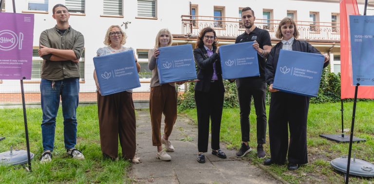 Gdańsk, plac Gustkowicza 13 w Nowym Porcie. Gdański Miesiąc Zdrowia Psychicznego – briefing prasowy. W briefingu wzięli udział: Aleksandra Dulkiewicz, prezydent Gdańska, Monika Chabior, zastępczyni prezydent Gdańska ds. rozwoju społecznego i równego traktowania, Marta Magott, radna miasta Gdańska, wiceprzewodnicząca Komisji Polityki Społecznej, Zdrowia i Praw Człowieka w RMG, Łukasz Bejm, radny miasta Gdańska i Bartosz Szyszko, psycholog z Ośrodka Interwencji Kryzysowej.