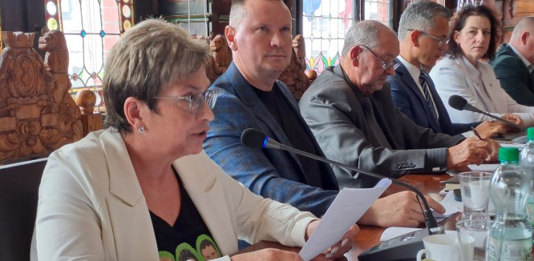 Radna Marzenna Osowicka (na pierwszym planie) dopytywała o racjonalność wydatków w Zakładzie Gospodarki Mieszkaniowej