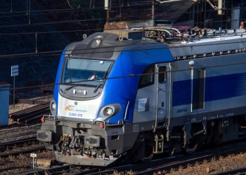 Pociąg Intercity wyjeżdża z Gdańska.