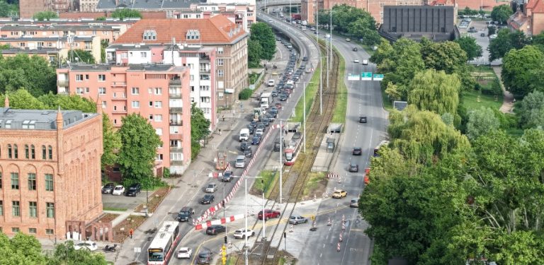Gdańsk. Trwa remon mostu w ciągu ulicy Podwale Przedmiejskie. W związku z tym zmieniony został układ komunikacyjny na fragmencie tej ulicy