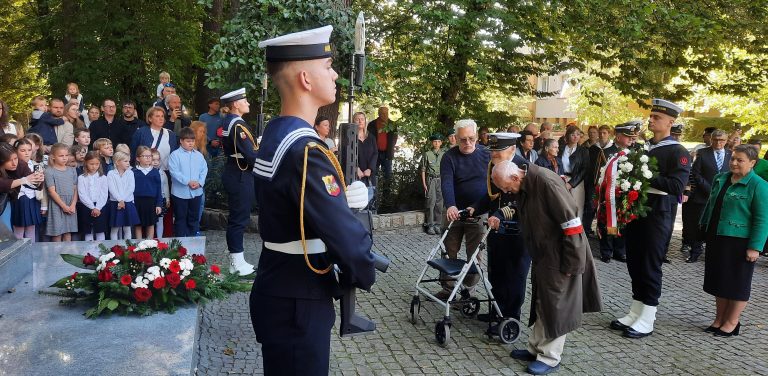 Uroczystości rocznicowe w Sopocie: marynarze stanowiący wartę honorową oraz kombatanci i mieszkańcy składający kwiaty przed pomnikiem