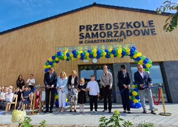 Na zdjęciu przedszkole samorządowe, przed którym stoją urzędnicy i dzieci. Uwieczniono moment przecięcia wstęgi