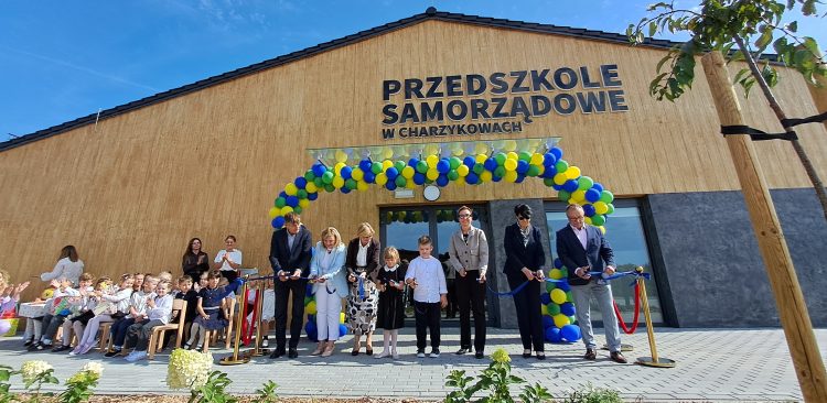 Na zdjęciu przedszkole samorządowe, przed którym stoją urzędnicy i dzieci. Uwieczniono moment przecięcia wstęgi
