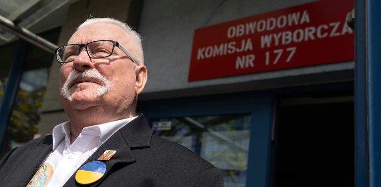 Na zdjęciu Lech Wałęsa opuszczający lokal wyborczy.