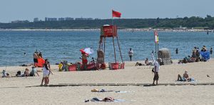 Sopot. Plaża. Czerwona flaga sygnalizująca zakaz kąpieli w Zatoce Gdańskiej z powodu pojawienia się sinic szkodliwych dla zdrowia. Zakaz przez wielu plażowiczów nie jest przestrzegany. 26.06.2026 fot. Jerzy Bartkowski / KFP