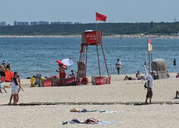 Sopot. Plaża. Czerwona flaga sygnalizująca zakaz kąpieli w Zatoce Gdańskiej z powodu pojawienia się sinic szkodliwych dla zdrowia. Zakaz przez wielu plażowiczów nie jest przestrzegany. 26.06.2026 fot. Jerzy Bartkowski / KFP