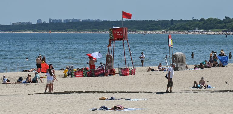 Sopot. Plaża. Czerwona flaga sygnalizująca zakaz kąpieli w Zatoce Gdańskiej z powodu pojawienia się sinic szkodliwych dla zdrowia. Zakaz przez wielu plażowiczów nie jest przestrzegany. 26.06.2026 fot. Jerzy Bartkowski / KFP