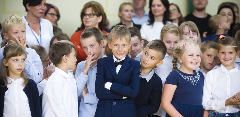 Dzieci na rozpoczęciu roku szkolnego, zdjęcie archiwalne (Fot. KFP/Krzysztof Mystkowski)