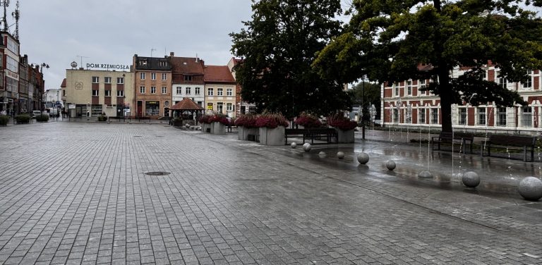 Rynek w Starogardzie Gdańskim. W tym miejscu stanie mobilne lodowisko