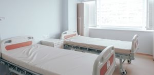 Szereg medycznych zaniedbań - zdaniem jednej z matek - miał być przyczyną komplikacji podczas porodu sprzed roku na oddziale położniczo-ginekologicznym Szpitala Powiatowego w Malborku. Na zdjęciu sala szpitalna