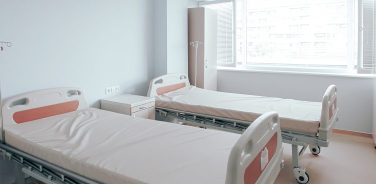 Szereg medycznych zaniedbań - zdaniem jednej z matek - miał być przyczyną komplikacji podczas porodu sprzed roku na oddziale położniczo-ginekologicznym Szpitala Powiatowego w Malborku. Na zdjęciu sala szpitalna