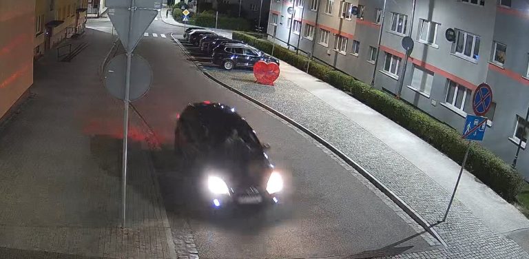 Pobicie mogły widzieć kobiety podróżujące samochodem ze zdjęcia
