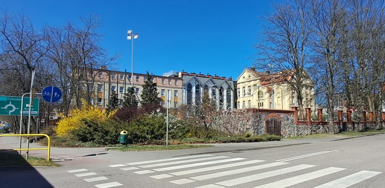 Dziewięćset tysięcy złotych kosztować ma wymiana okien w Szkole Podstawowej numer 1 w Chojnicach. Pieniądze miały pochodzić z programu unijnego Zintegrowanych Inwestycji Terytorialnych, ale konkurs ogłoszony zostanie dopiero w grudniu. Tymczasem w szkole jest problem z dogrzaniem części sal lekcyjnych.