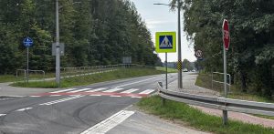 Zmodernizowany odcinek trasy Starogard Gdański – Lipinki Królewskie. Droga jednojezdniowa biegnąca przez zalesiony teren z biało-czerwonym przejściem dla pieszych i przejazdem rowerowym. Obok widoczne znaki drogowe (w tym znak przejścia na jaskrawym, odblaskowym tle i znak STOP), bariera energochłonna oraz wyraźne ślady opon na asfalcie.