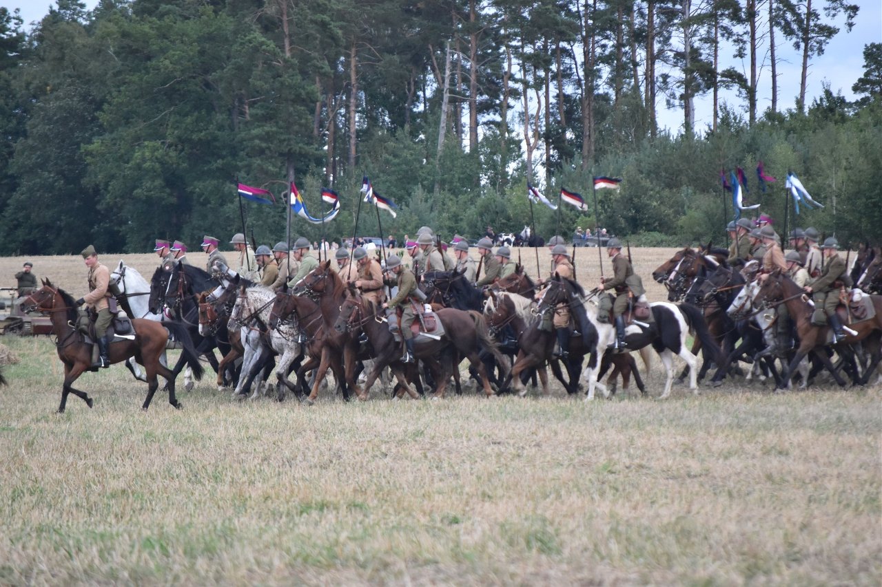 Na zdjęciu rekonstruktorzy na koniach