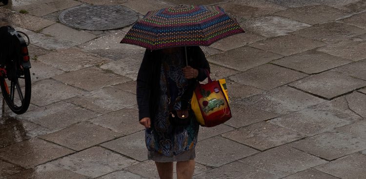 Letnia ulewa na ulicy Podwale Staromiejskiej w Gdańsku