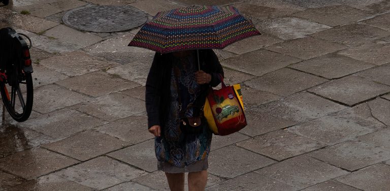 Letnia ulewa na ulicy Podwale Staromiejskiej w Gdańsku