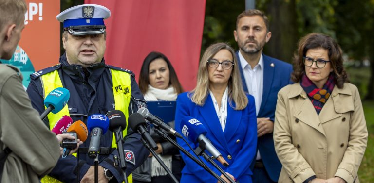 W 21 lokalizacjach w Gdańsku ruszyła akcja "Ustąp pieszym". Do końca listopada urzędnicy i służby przypominają o pierwszeństwie pieszych na chodnikach oraz ścieżkach pieszo-rowerowych, dbając o bezpieczeństwo najmniej chronionych uczestników ruchu.