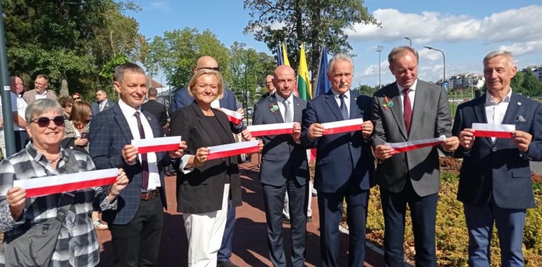 Oficjalne przecięcie biało-czerwonej wstęgi przez przedstawicieli władz i zaproszonych gości podczas uroczystego otwarcia inwestycji