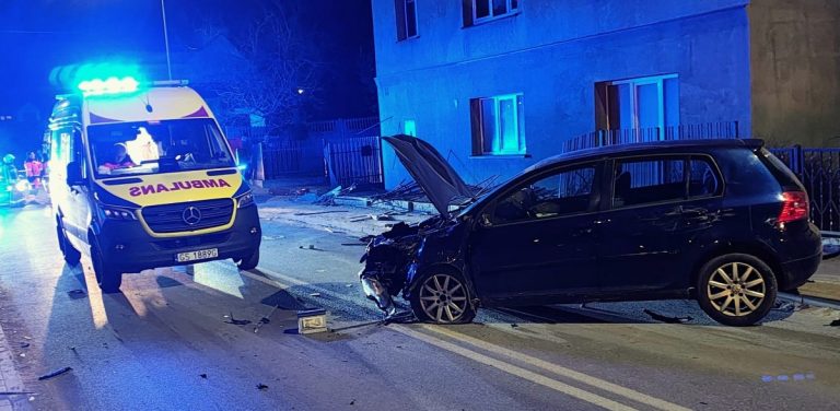 Na zdjęciu zniszczony samochód i karetka.