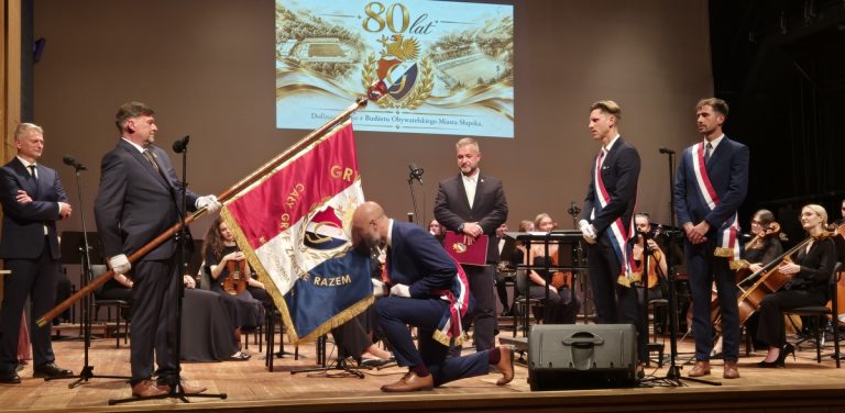 Członkowie klubu Gryf Słupsk otrzymują na scenie sztandar