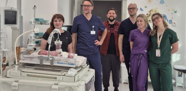 Na zdjęciu zespół specjalistów UCK przy noworodku w inkubatorze