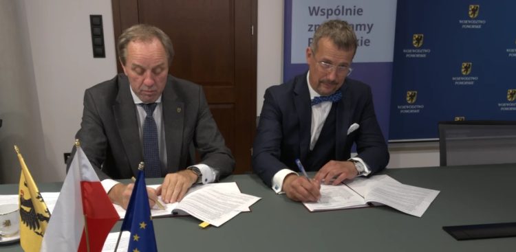 Mieczysław Struk, marszałek województwa pomorskiego i Marek Dykta, prezes spółki EKOHEL