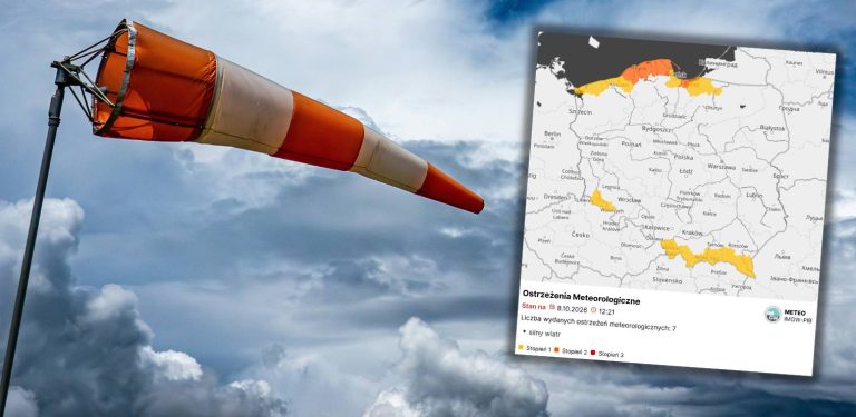 Pomarańczowo-biały rękaw wiatrowskazowy mocno napięty przez wiatr na tle zachmurzonego nieba, obok wklejona mapa Polski z zaznaczonymi ostrzeżeniami meteorologicznymi IMGW m.in. dla Pomorza
