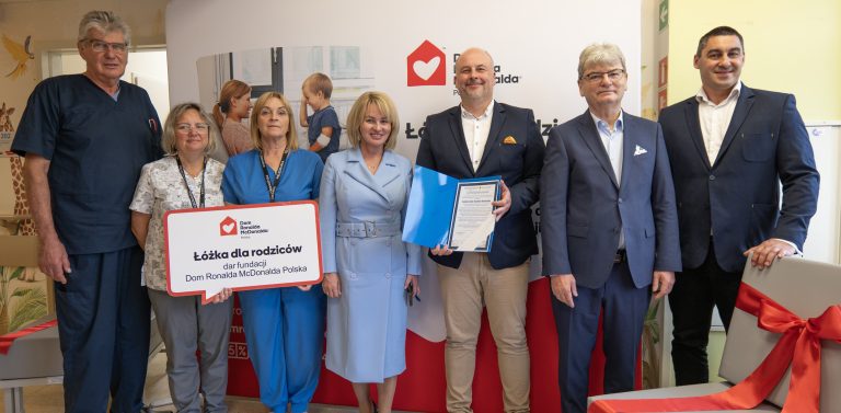 Dziesięć nowych, rozkładanych łóżek dla rodziców małych pacjentów otrzymał Wojewódzki Szpital Specjalistyczny w Słupsku. Przekazała je po raz drugi Fundacja Dom Ronalda McDonalda. Nowe miejsca do spania trafiły na oddział chirurgii dziecięcej, pediatryczny oraz otorynolaryngologiczny.