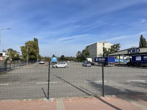 samochody ogrodzenie