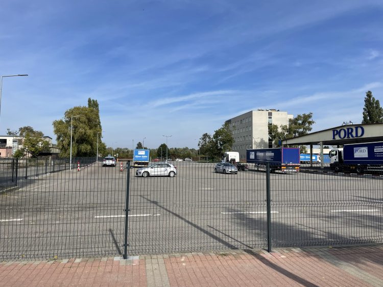 samochody ogrodzenie