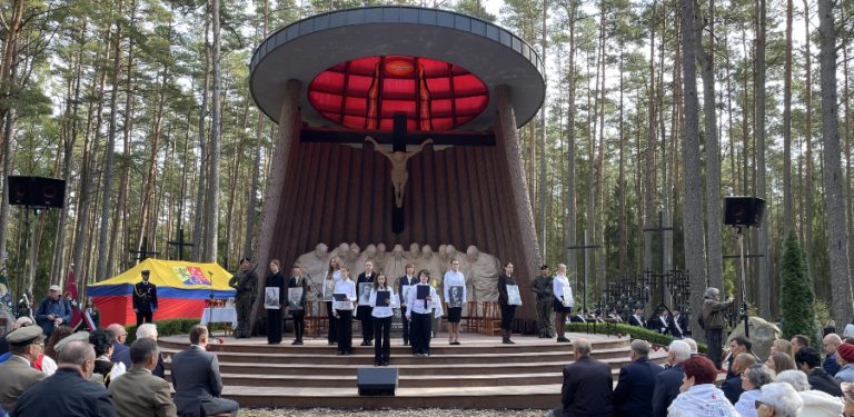 Upamiętniono zamordowanych w Lesie Piaśnickim (fot. Radio Gdańsk/Tymon Nieśmiałek)