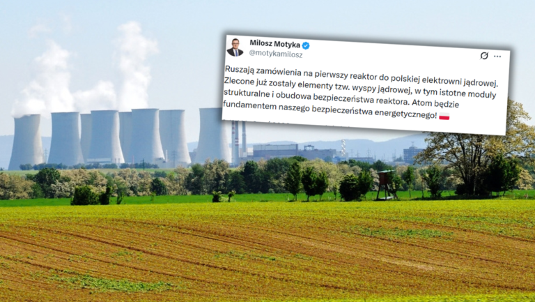 Na sklejce widać wpis ministra Miłosza Motyki a w tle kominy elektrowni atomowej