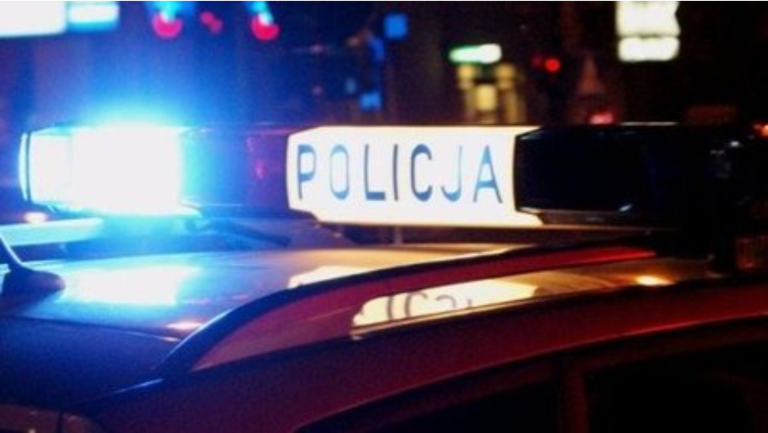 Zdjęcie przedstawia migającego policyjnego koguta