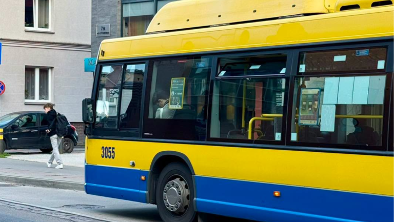 Na zdjęciu widać żółto-niebieski autobus