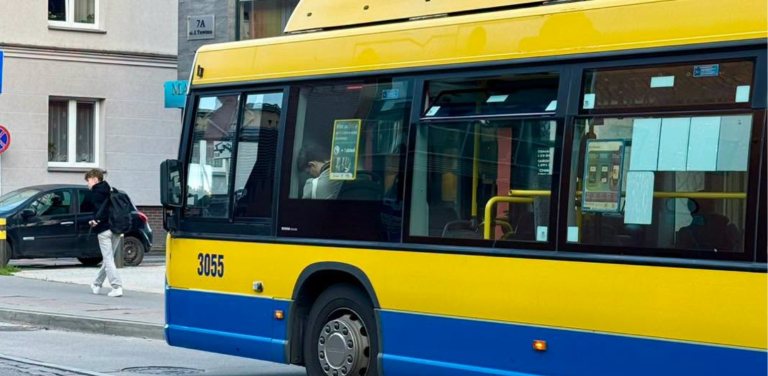 Na zdjęciu widać żółto-niebieski autobus