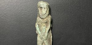 Na zdjęciu figurka znaleziona w Pruszczu Gdańskim. Ma 2 tys. lat