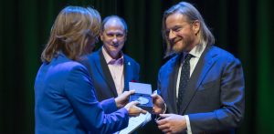 Szczepan Twardoch odbiera medal Ambasadora Nowej Europy